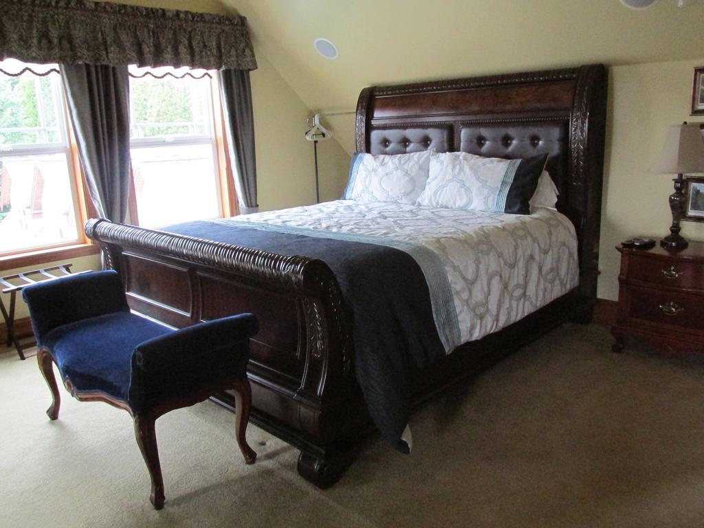 Mansion Inn Lake Stevens Room photo