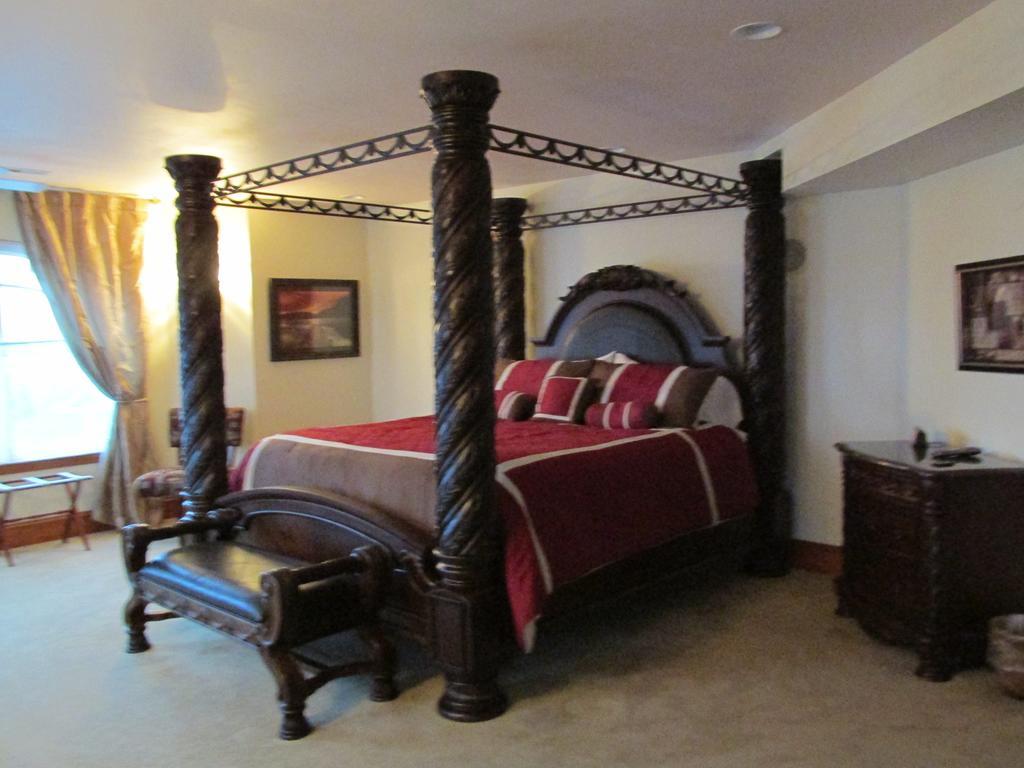 Mansion Inn Lake Stevens Room photo